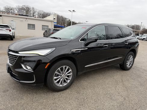 Used 2023 Buick Enclave Essence image 3