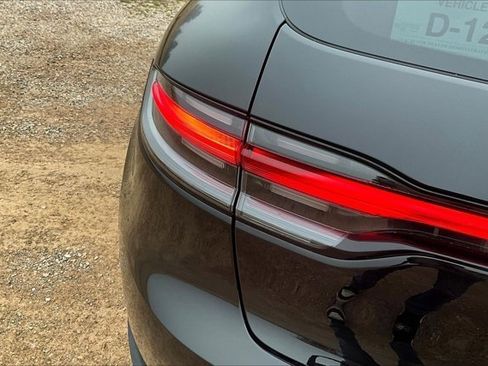 Used 2022 Porsche Macan PREMIUM PACKAGE PLUS 2.0T (AWD image 23