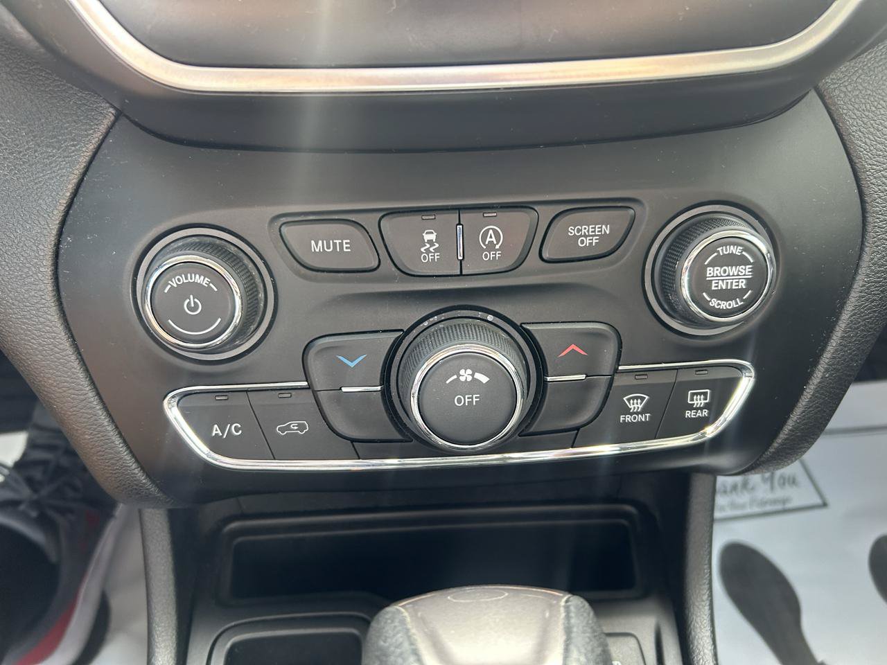 Used 2019 Jeep Cherokee Latitude w/ Popular Appearance Group FWD image 24