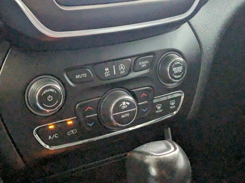 Used 2022 Jeep Cherokee Trailhawk w/ Comfort/Convenience Group AWD/4WD image 17