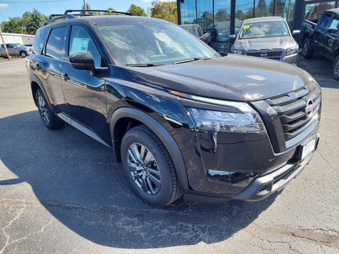 New 2025 Nissan Pathfinder SV w/ Black Appearance Package image 2