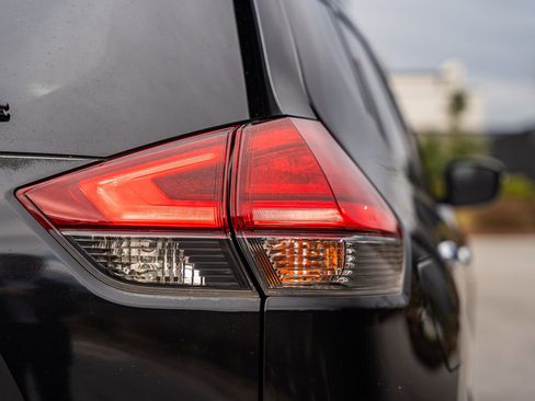 Used 2017 Nissan Rogue SV image 13