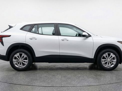 Used 2025 Chevrolet Equinox LT FWD image 11