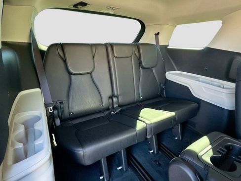 Used 2022 Kia Carnival LX image 35