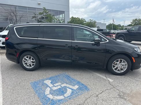 New 2025 Chrysler Pacifica Select w/ Uconnect Theater Family Group image 38