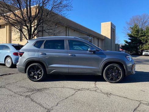 Used 2025 Volkswagen Taos SE image 2