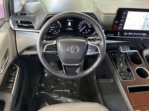 Used 2022 Toyota Sienna XLE w/ XLE Plus Package FWD image 15