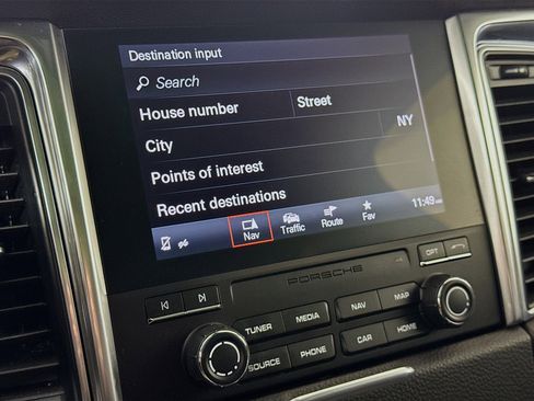 Certified 2018 Porsche Macan image 15