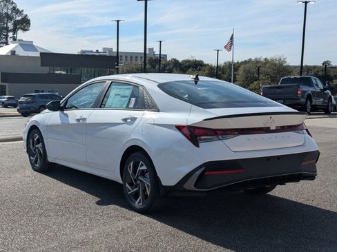 Used 2025 Hyundai Elantra Sport image 9