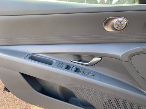 Certified 2025 Hyundai Elantra SE FWD image 13
