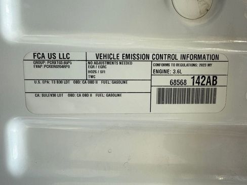 Certified 2023 Jeep Grand Cherokee Limited w/ Luxury Tech Group II AWD/4WD image 9