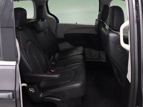 Certified 2019 Chrysler Pacifica Touring-L FWD image 16