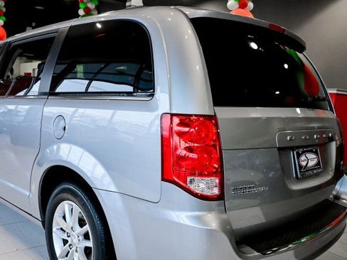 Used 2019 Dodge Grand Caravan SXT w/ Rear Park Assist Package image 12