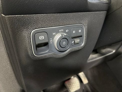 Used 2023 Mercedes-Benz GLB 250 image 24