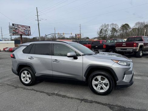 Used 2020 Toyota RAV4 XLE FWD image 22