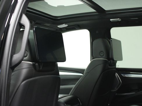 Used 2025 Cadillac Escalade ESV V image 13