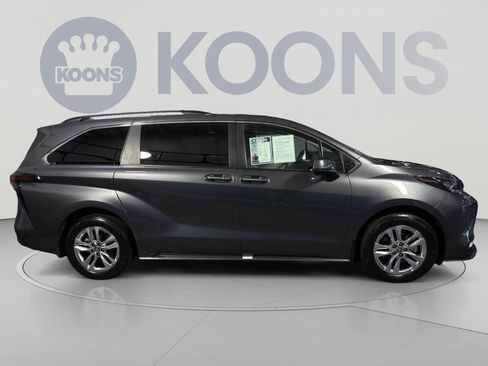 Used 2025 Toyota Sienna XLE w/ XLE Plus Package FWD image 4
