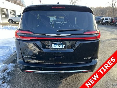 Certified 2024 Chrysler Pacifica Touring-L image 7