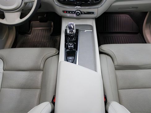 Certified 2023 Volvo XC60 B5 Ultimate w/ Climate Package image 16