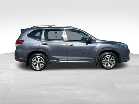 Used 2022 Subaru Forester Premium image 9