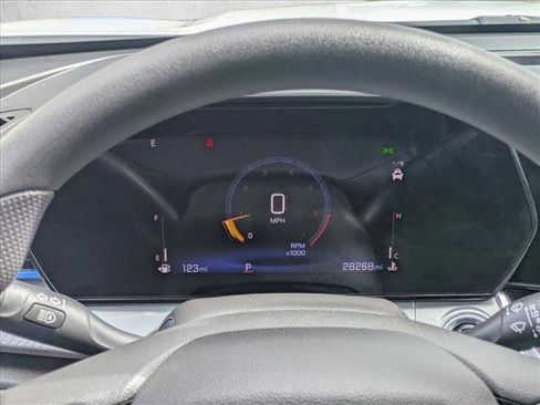 Used 2025 Chevrolet Trax LT FWD image 14