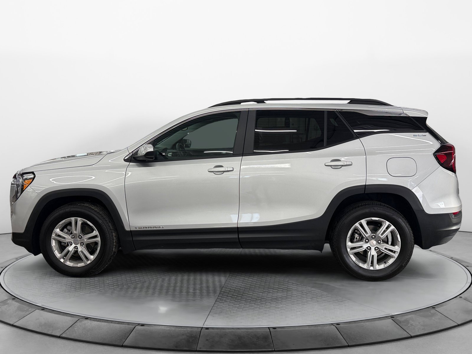 Used 2022 GMC Terrain SLE w/ Driver Convenience Package AWD/4WD image 3