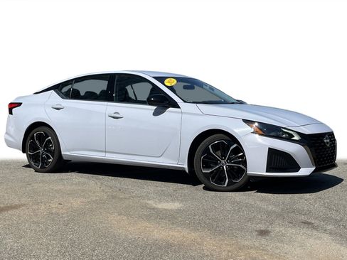 Used 2025 Nissan Altima 2.5 SR image 2