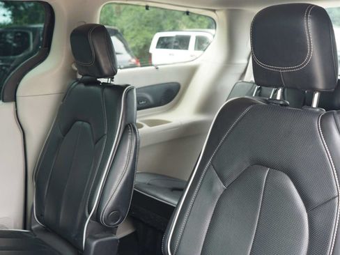 Used 2022 Chrysler Pacifica Limited FWD image 23