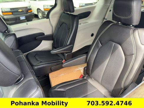 Used 2024 Chrysler Pacifica Touring-L FWD image 28