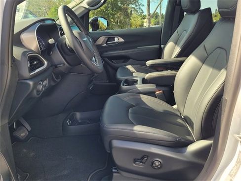 New 2026 Chrysler Voyager LX image 10