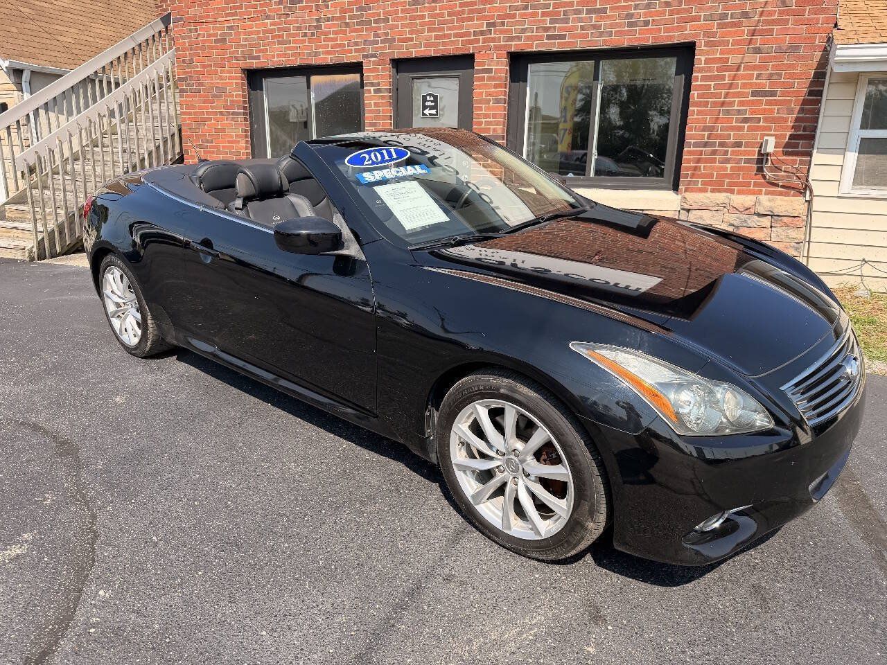 Used 2011 INFINITI G37 Convertible w/ Premium Pkg RWD image 1