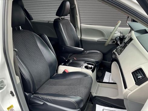 Used 2012 Toyota Sienna SE FWD image 27
