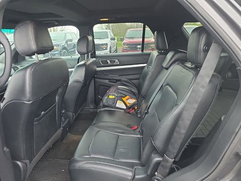 Used 2016 Ford Explorer XLT w/ Equipment Group 202A image 8