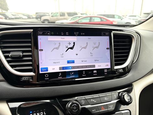 Used 2024 Chrysler Pacifica Touring-L image 24