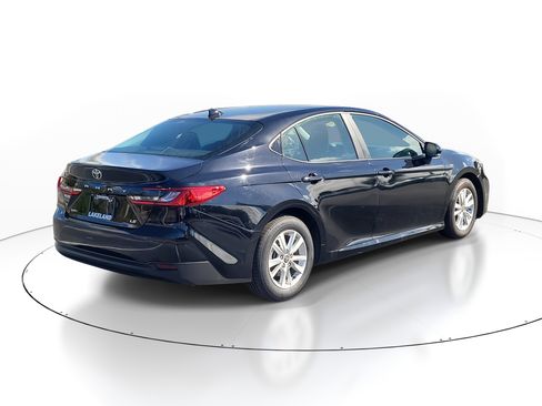 Used 2025 Toyota Camry LE image 7