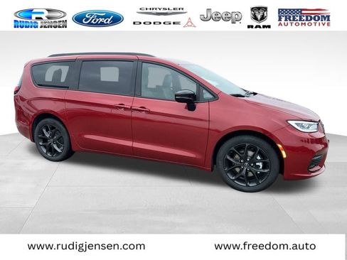 New 2026 Chrysler Pacifica Select image 3