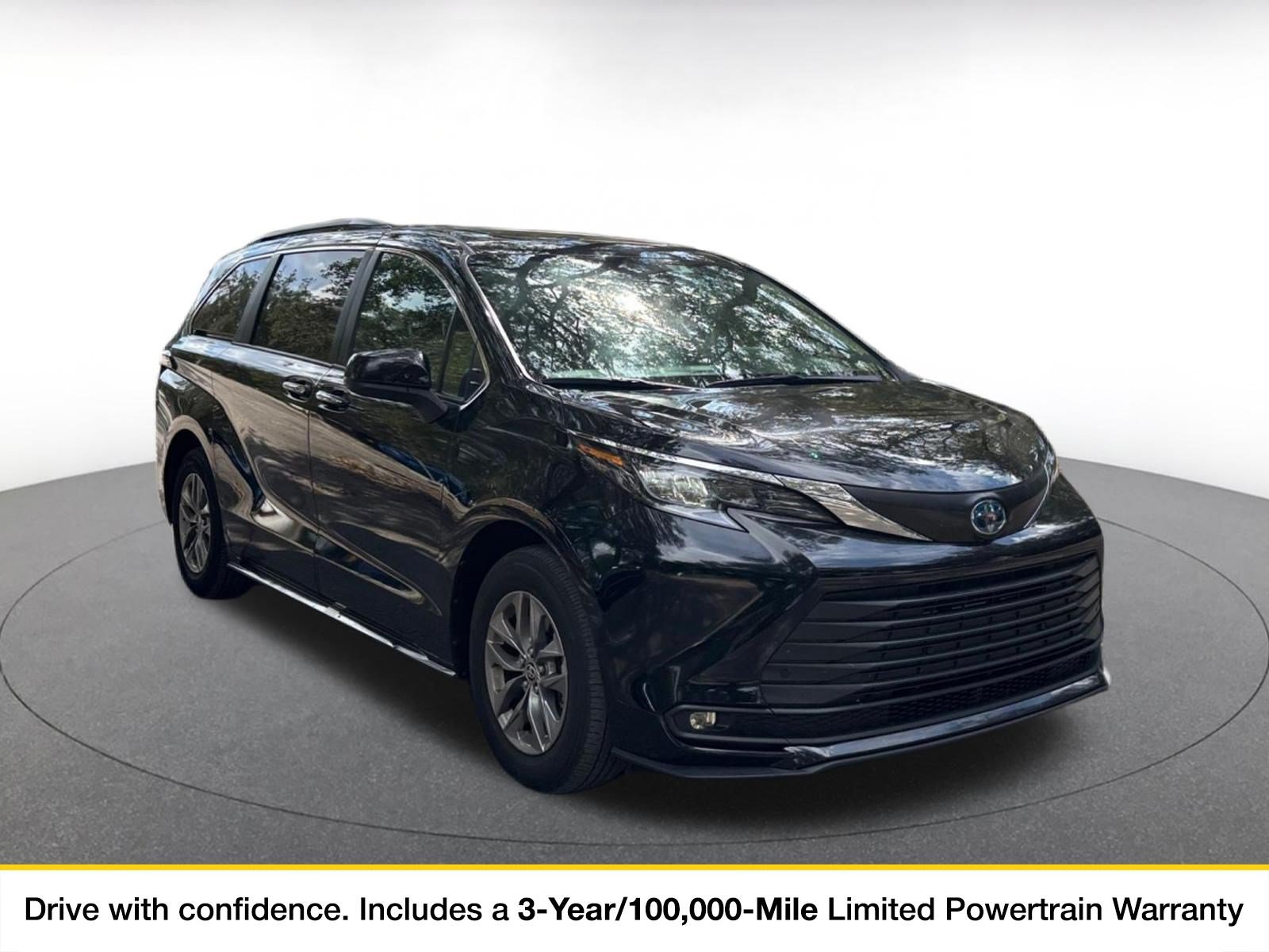 Used 2025 Toyota Sienna XLE FWD image 1