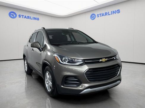 Used 2021 Chevrolet Trax LT w/ LT Convenience Package image 14