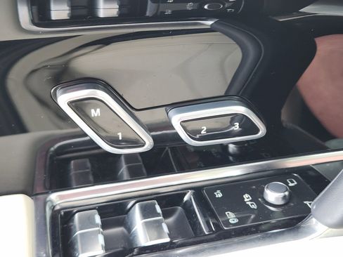 Certified 2025 Land Rover Range Rover SE image 24