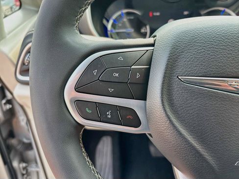 Used 2024 Chrysler Pacifica Limited FWD image 34