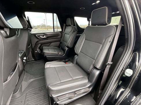 Used 2024 GMC Yukon SLT w/ SLT Luxury Package image 17