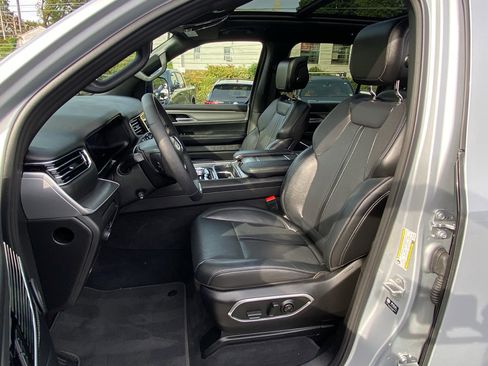 Used 2025 Jeep Wagoneer 4WD w/ Premium Group I image 17