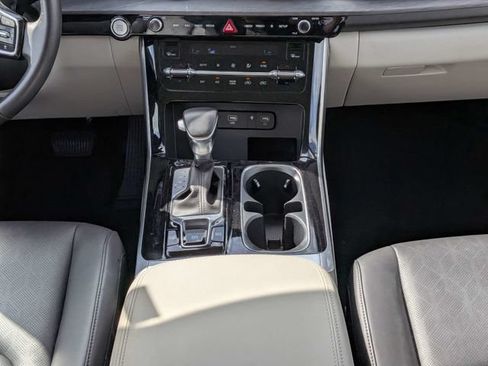 Used 2024 Kia Carnival EX FWD image 19