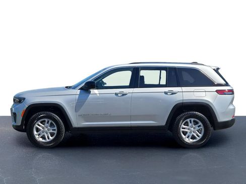 Used 2023 Jeep Grand Cherokee Laredo image 12