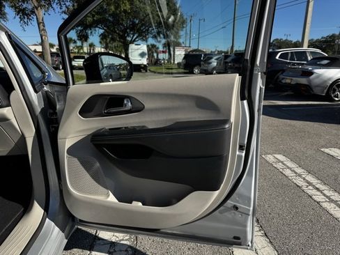 Used 2024 Chrysler Pacifica Touring-L image 13