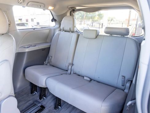 Used 2018 Toyota Sienna XLE image 12