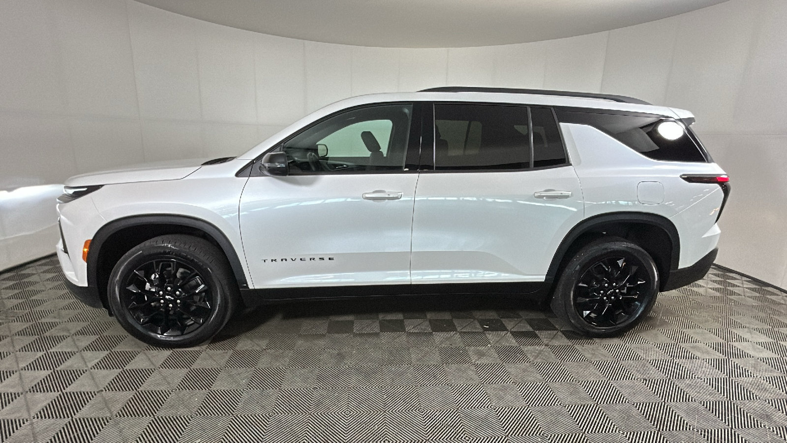 Used 2025 Chevrolet Traverse LT w/ Midnight/Sport Edition AWD/4WD image 7