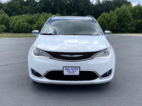 Used 2017 Chrysler Pacifica Limited w/ Advanced Safetytec Group FWD image 2