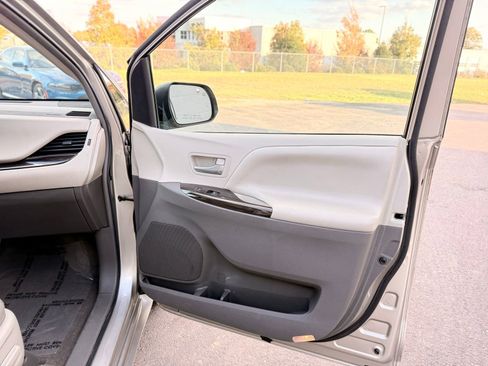 Used 2017 Toyota Sienna XLE Premium image 23