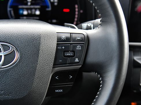 Used 2025 Toyota Camry SE image 34